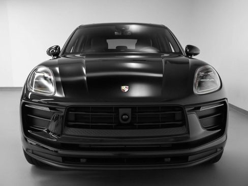 Certified 2025 Porsche Macan image 8