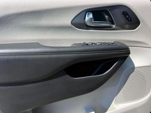 Certified 2023 Chrysler Pacifica Touring-L FWD image 18