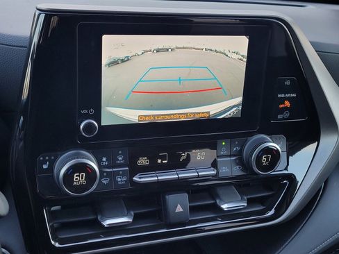 Certified 2024 Toyota Highlander XLE image 16