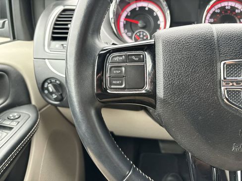 Used 2019 Dodge Grand Caravan SXT image 6