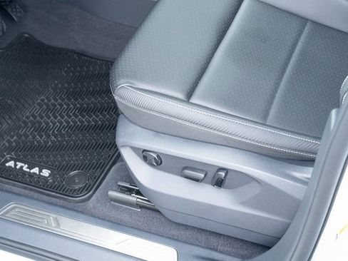 Used 2023 Volkswagen Atlas Cross Sport SE image 26