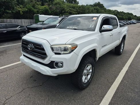 Used 2017 Toyota Tacoma Limited w/ Tow Package AWD/4WD image 4