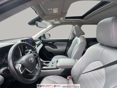 Used 2025 Toyota Highlander XLE image 11