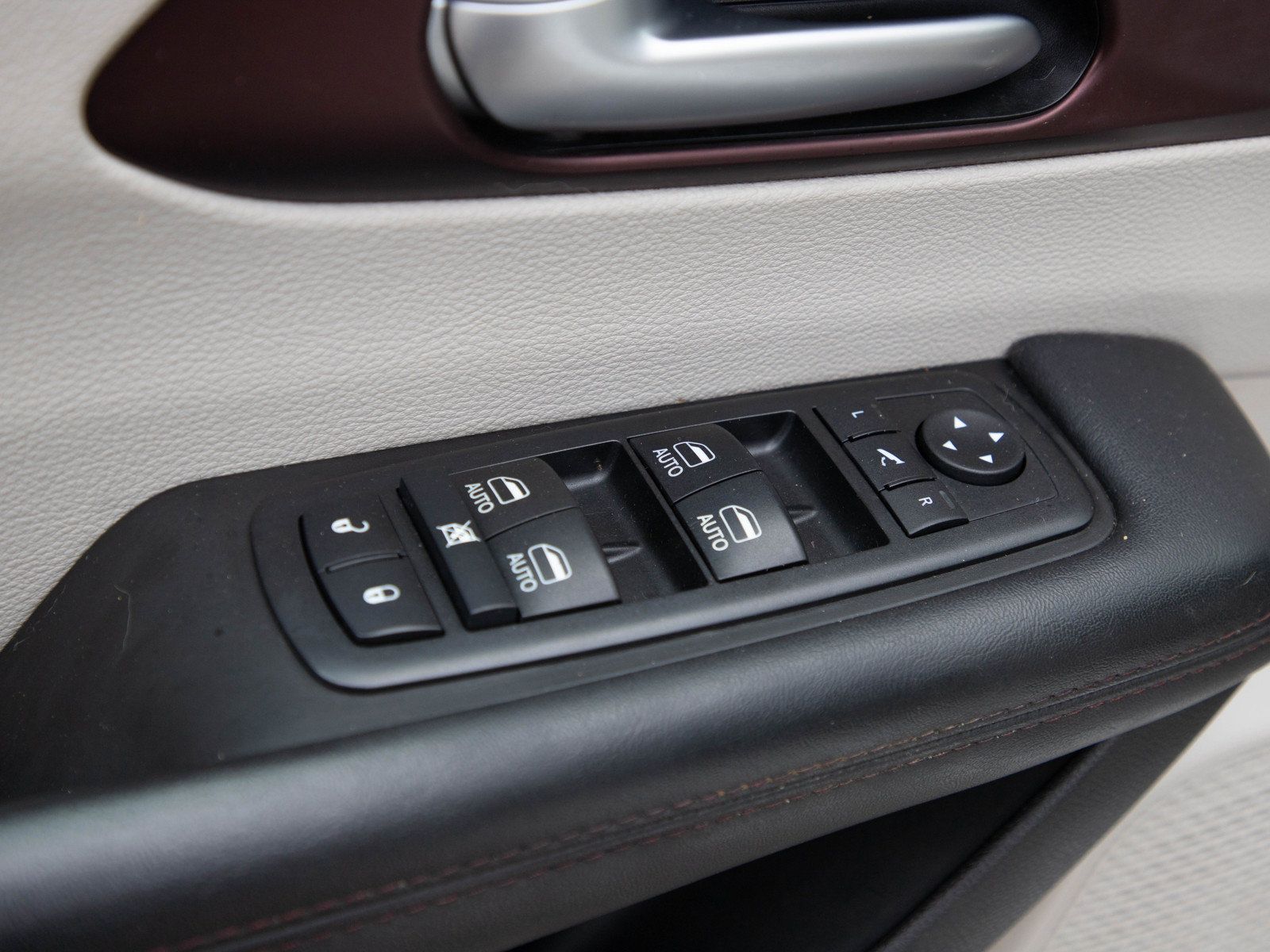 Used 2017 Chrysler Pacifica Limited FWD image 23