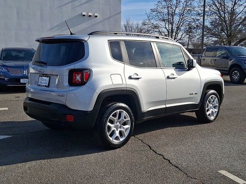 Used 2016 Jeep Renegade Latitude image 9