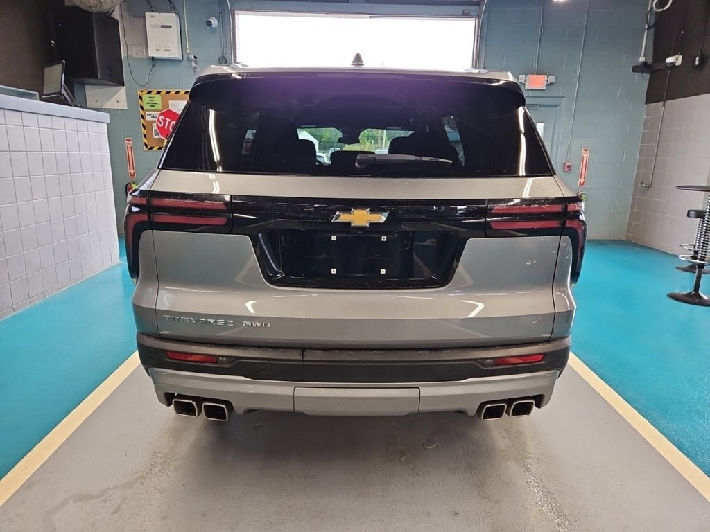 Used 2026 Chevrolet Traverse LT AWD/4WD image 2