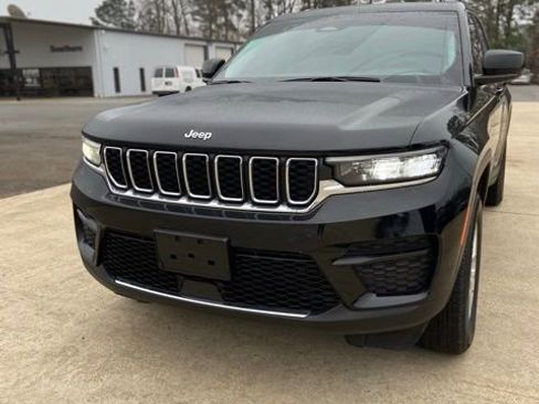 Used 2023 Jeep Grand Cherokee Laredo image 2