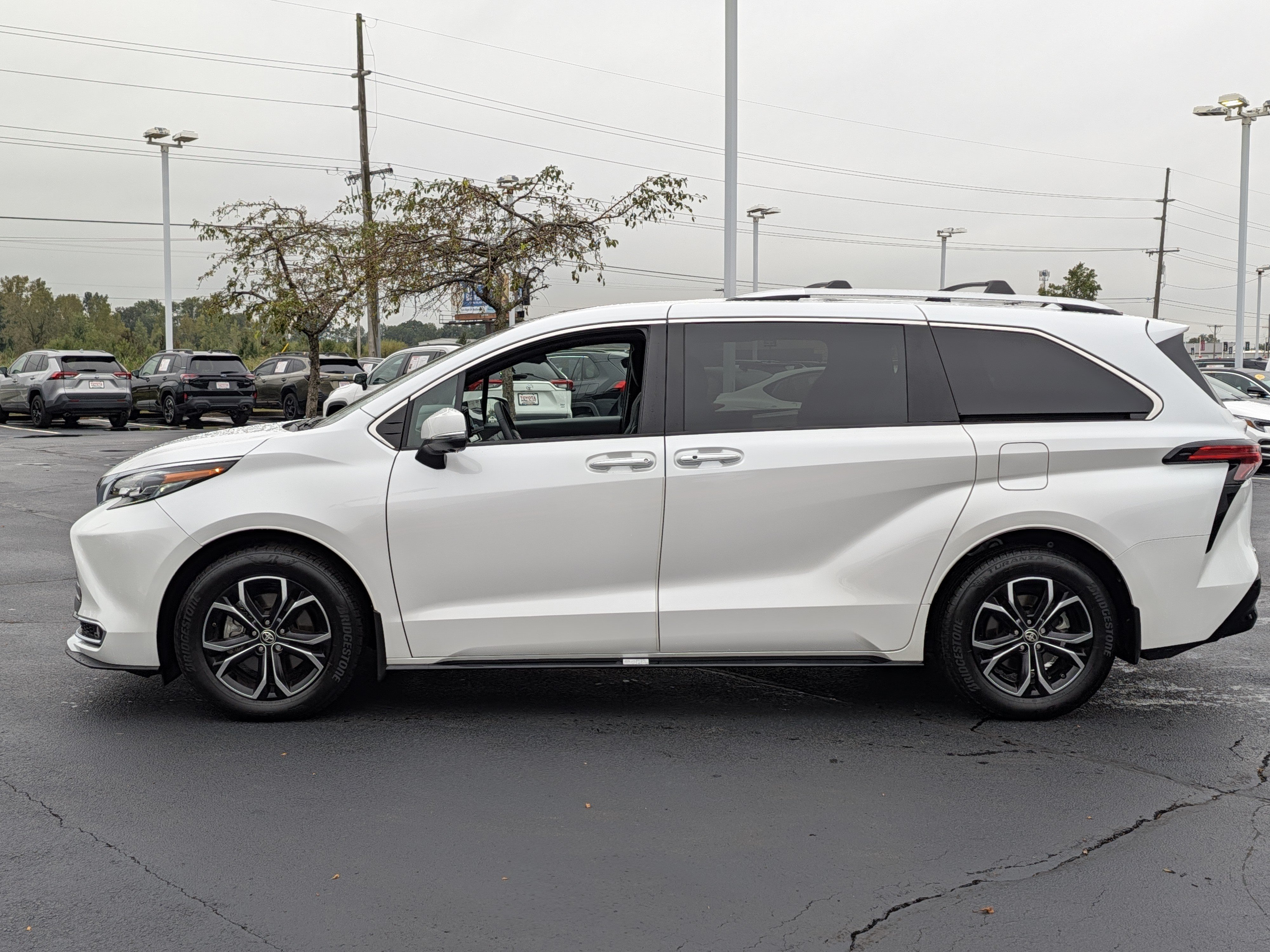 Used 2025 Toyota Sienna Platinum AWD/4WD image 5
