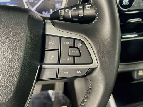 Used 2025 Toyota Highlander LE FWD image 18