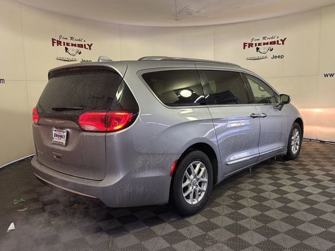Used 2020 Chrysler Pacifica Touring-L image 3