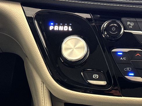 Used 2022 Chrysler Pacifica Limited FWD image 22