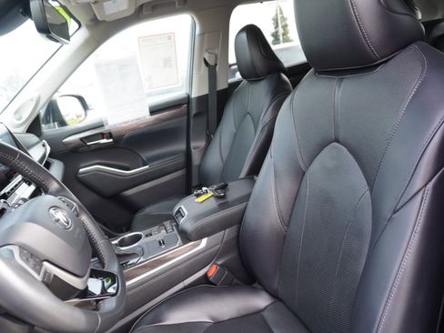 Used 2022 Toyota Highlander Limited image 25