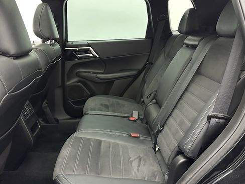 Used 2023 Mitsubishi Outlander SE image 29