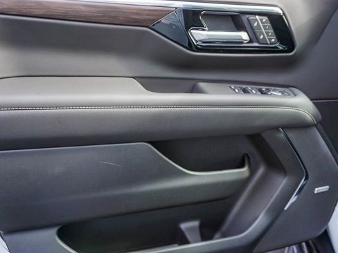 New 2026 Chevrolet Suburban Premier image 18