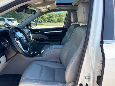 Used 2017 Toyota Highlander XLE AWD/4WD image 10