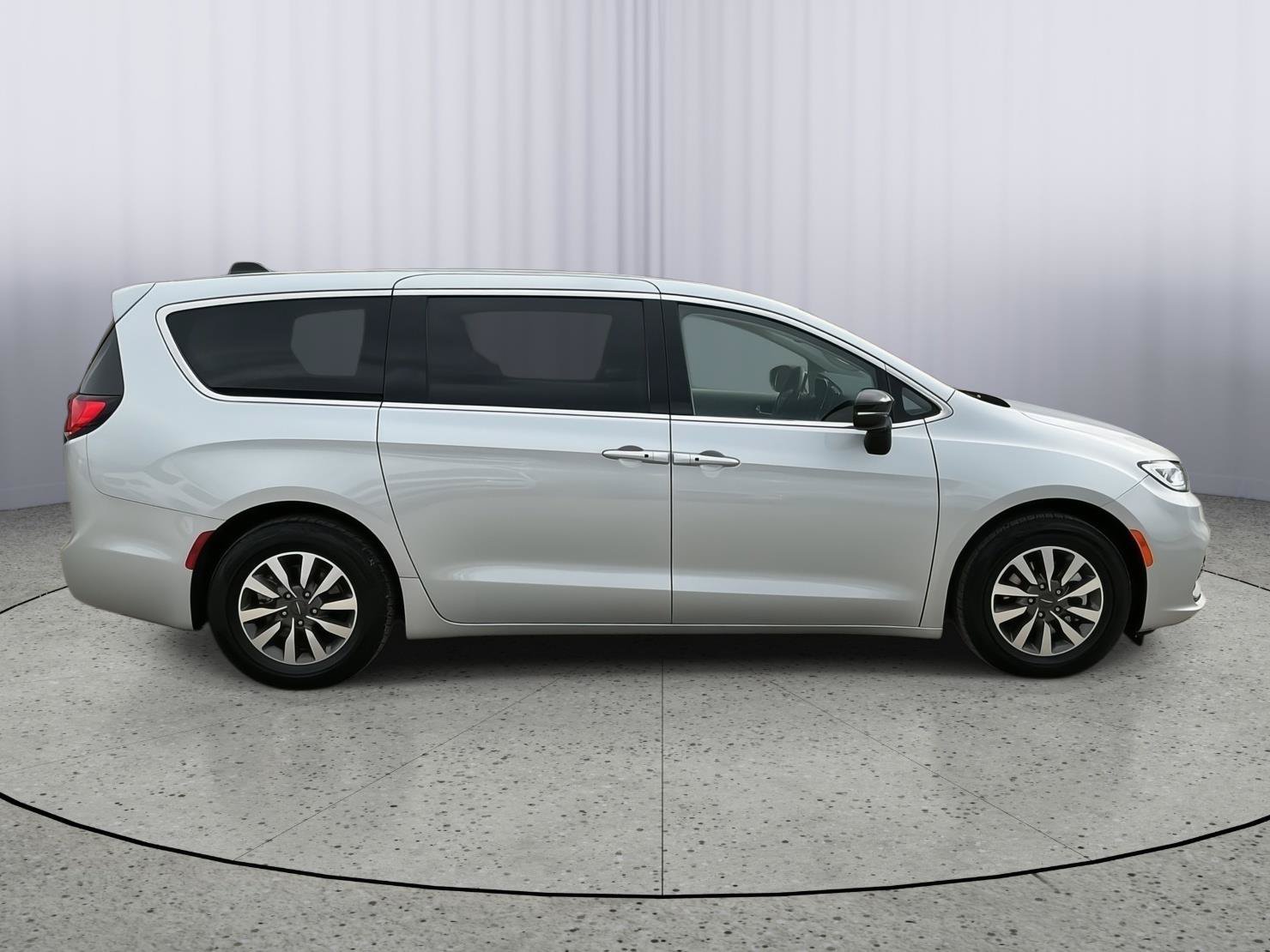 Used 2024 Chrysler Pacifica Limited FWD image 6