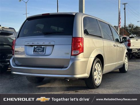 Used 2018 Dodge Grand Caravan SE w/ UConnect Hands-Free Group image 4