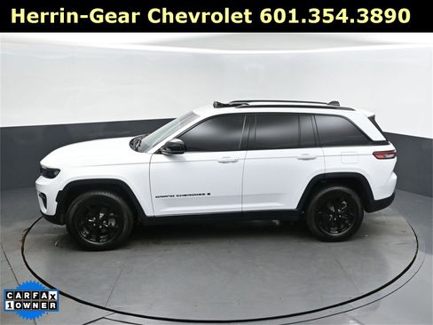 Used 2025 Jeep Grand Cherokee Altitude image 32
