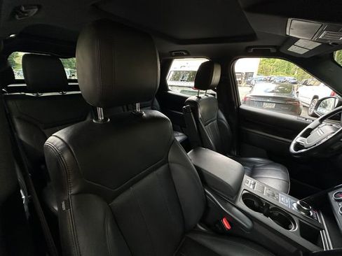 Used 2020 Land Rover Discovery SE image 34