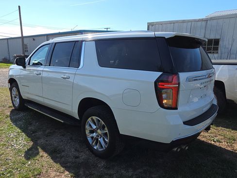Used 2023 Chevrolet Suburban Premier image 4