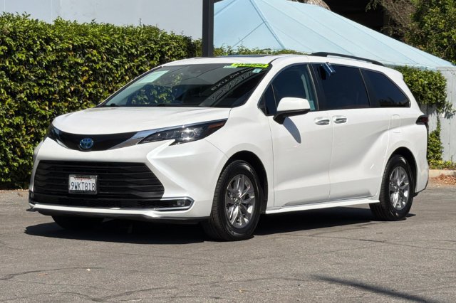 Used 2024 Toyota Sienna XLE FWD image 8