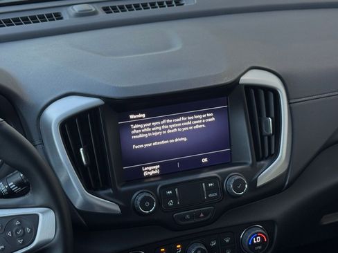 Used 2024 GMC Terrain SLT image 17