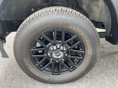 Used 2022 Ford F250 Lariat w/ Black Appearance Package image 21