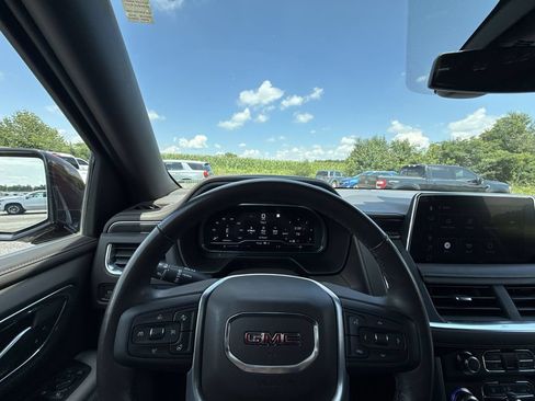 Certified 2022 GMC Yukon SLT w/ SLT Luxury Package AWD/4WD image 17