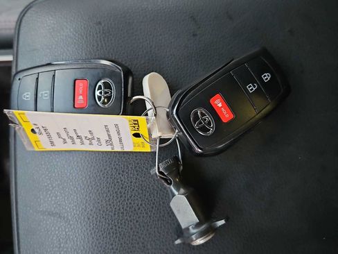 Used 2025 Toyota Tacoma SR5 AWD/4WD image 24