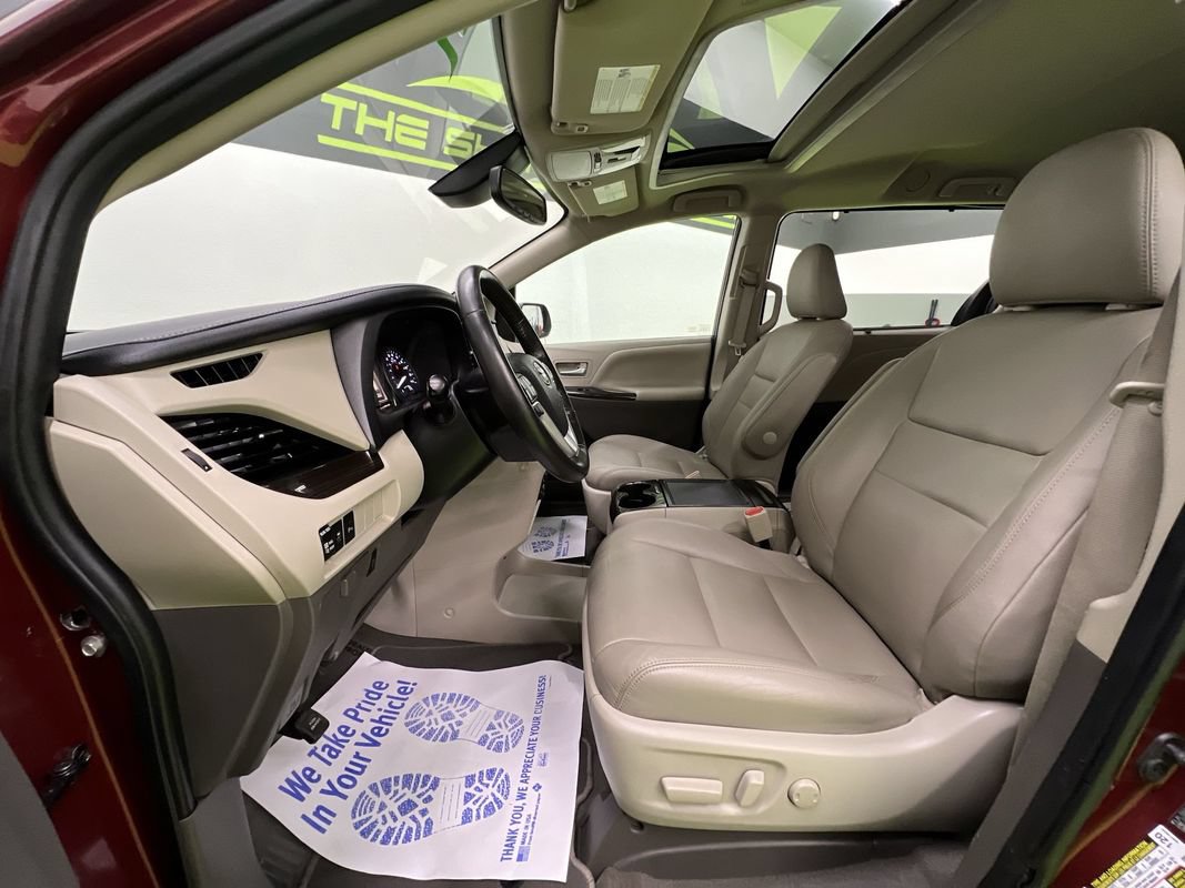 Used 2020 Toyota Sienna XLE w/ XLE Navigation Package FWD image 15