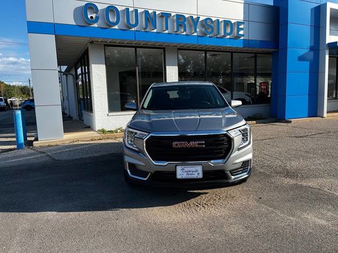 Used 2024 GMC Terrain SLE image 4