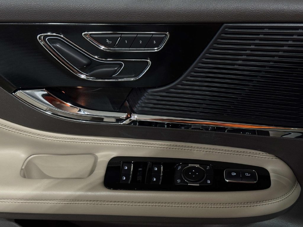 Certified 2020 Lincoln Corsair AWD w/ Premium Package image 9