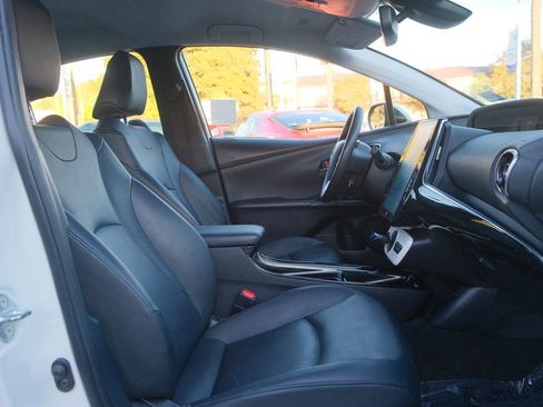 Used 2017 Toyota Prius Prime Advanced image 28