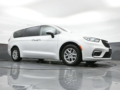 Used 2023 Chrysler Pacifica Touring-L FWD image 42