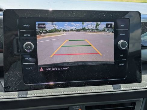 Used 2025 Volkswagen Taos SE FWD image 21