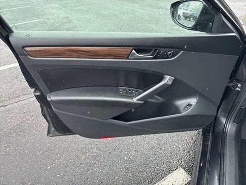 Used 2022 Volkswagen Passat 2.0T image 12