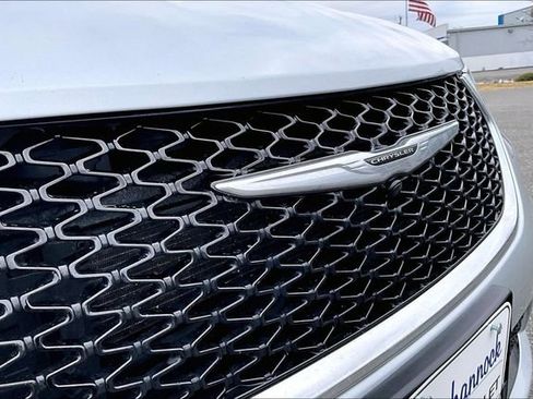 Used 2023 Chrysler Pacifica Touring-L image 28