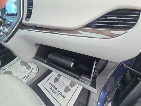 Used 2018 Toyota Sienna XLE image 17