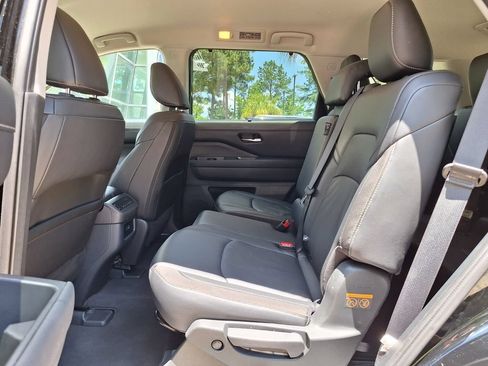 Used 2025 Nissan Pathfinder SL FWD image 11