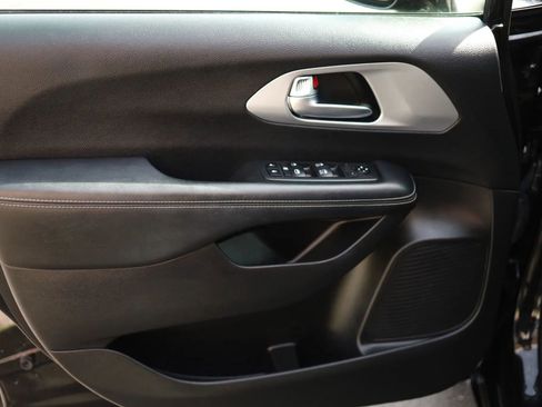 Used 2021 Chrysler Pacifica Touring w/ Uconnect Theater Family Group image 9