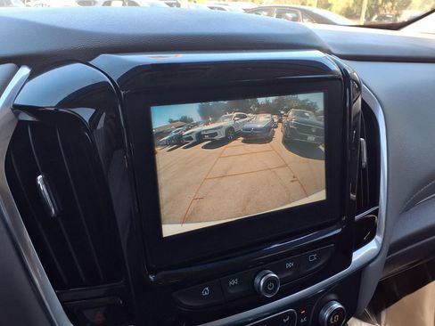 Used 2019 Chevrolet Traverse LT FWD image 9