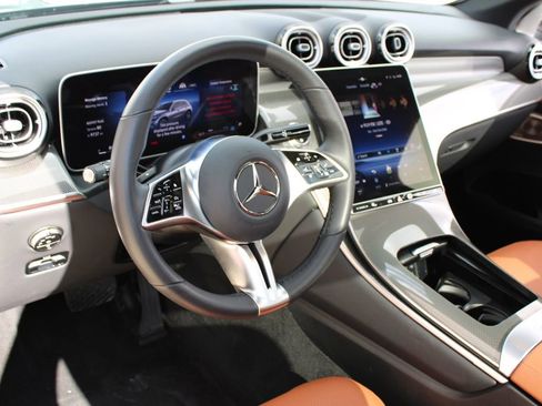 Used 2025 Mercedes-Benz GLC 300 4MATIC image 8
