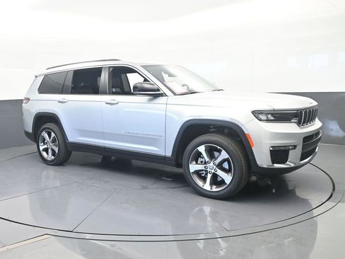 Used 2025 Jeep Grand Cherokee L Limited RWD image 8
