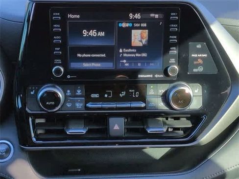 Used 2020 Toyota Highlander XLE image 30