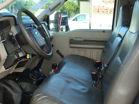 Used 2010 Ford F550 4x4 Regular Cab Super Duty image 11