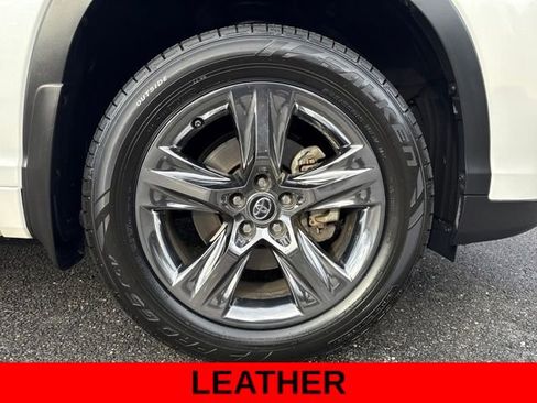 Used 2019 Toyota Highlander AWD Hybrid image 11