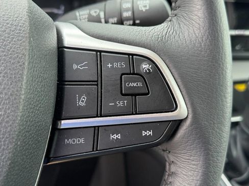 Used 2025 Toyota Sienna XLE FWD image 30
