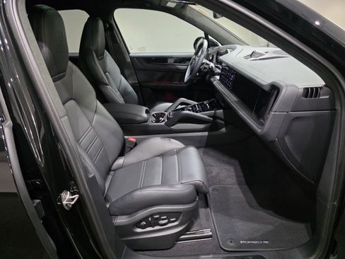 Used 2025 Porsche Cayenne GTS AWD/4WD image 23