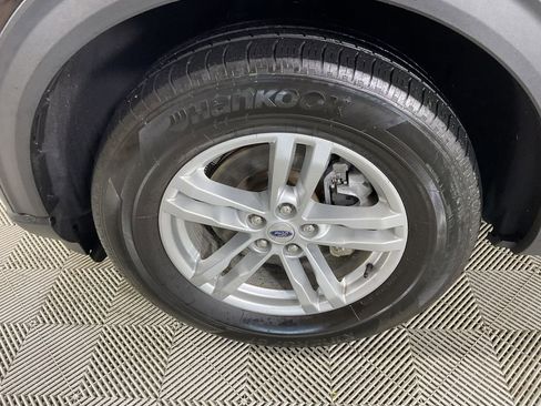 Used 2022 Ford Explorer XLT w/ Equipment Group 202A image 5