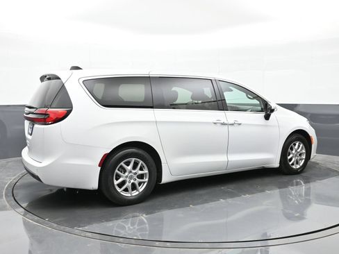 Used 2023 Chrysler Pacifica Touring FWD image 2